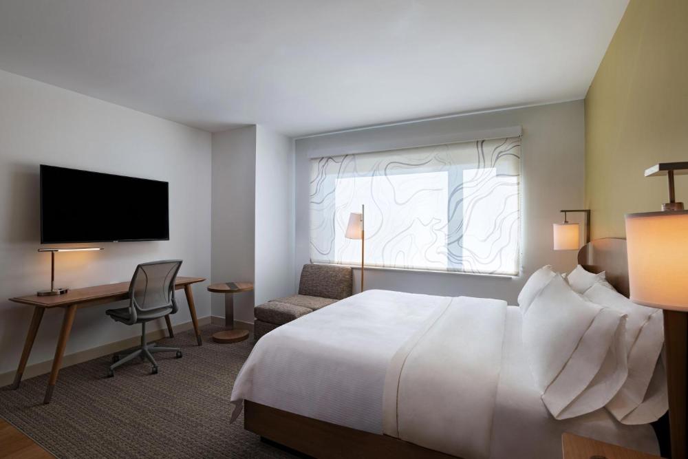 Guest Room, 1 King interior